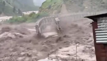 VIDEO/ Përmbytje në Indi, shkatërrohet ura që lidhte 15 fshatra
