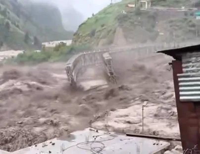 VIDEO/ Përmbytje në Indi, shkatërrohet ura që lidhte 15 fshatra