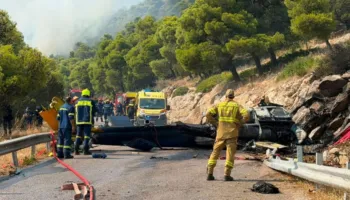 VIDEO/ Përplasen dy helikopterë gjatë shuarjes së zjarreve në Greqi