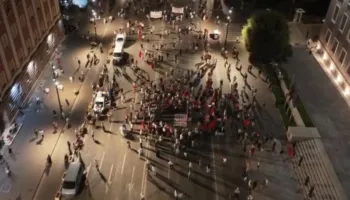 VIDEO / Protesta e 88, pjesëmarrja në pikën më të ulët. Pamjet me dron tregojnë sheshin bosh