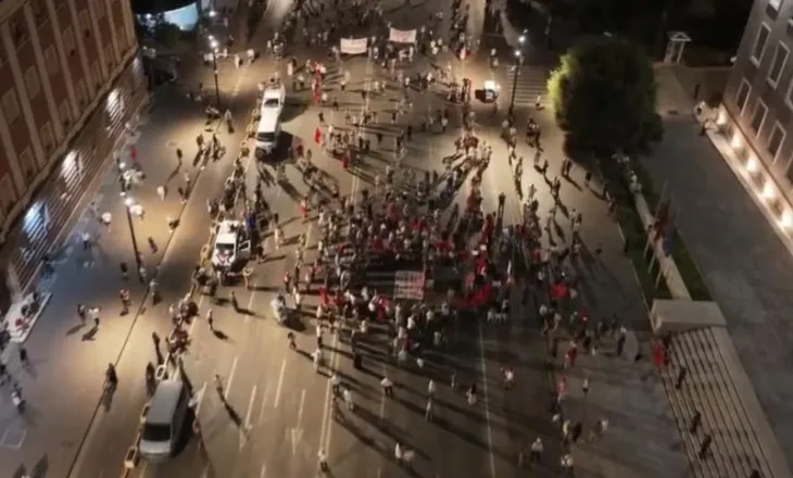VIDEO / Protesta e 88, pjesëmarrja në pikën më të ulët. Pamjet me dron tregojnë sheshin bosh