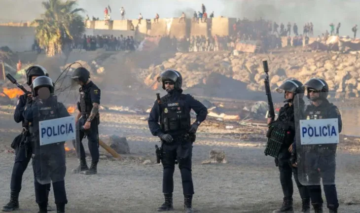 VIDEO/ Protesta në Ceuta. I vihet flaka kampit të emigrantëve, kërkohet kthimi i tyre në Marok