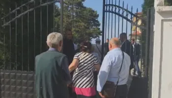 VIDEO / Rama pret banorët te vila, dalin të kënaqur nga takimi, u premtohet zgjidhje