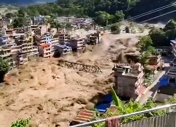 VIDEO/ Rëndohet bilanci i viktimave nga katastrofa natyrore në Nepal, të paktën 95 të vdekur! Shikoni pamjet tronditëse, shumë të zhdukur