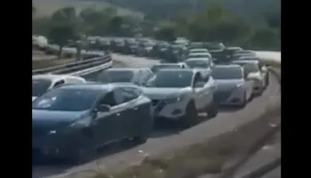 VIDEO/ Rikthehen radhët kilometrike në Kakavijë, fluks i lartë udhëtarësh dhe mjetesh në kufirin Shqipëri-Greqi!