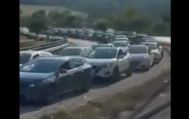 VIDEO/ Rikthehen radhët kilometrike në Kakavijë, fluks i lartë udhëtarësh dhe mjetesh në kufirin Shqipëri-Greqi!