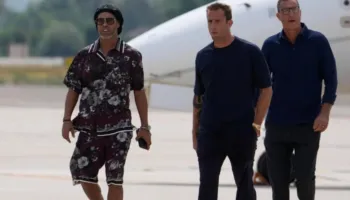 VIDEO/ Ronaldinjo i rikthehet futbollit profesionist në moshën 46-vjeçare, momenti kur ylli brazilian zbarkon në Itali për aventurën te Ravenna