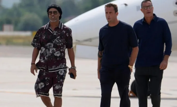 VIDEO/ Ronaldinjo i rikthehet futbollit profesionist në moshën 46-vjeçare, momenti kur ylli brazilian zbarkon në Itali për aventurën te Ravenna