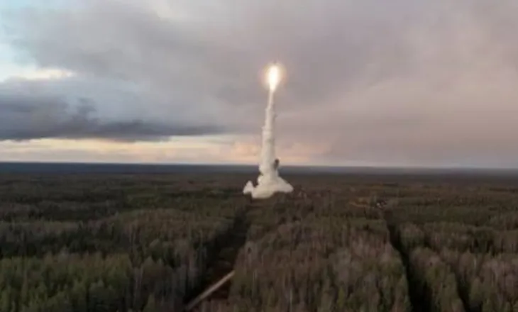 VIDEO/ Rriten tensionet, Rusia lëshon raketë balistike ndërkontinentale dhe godet objektivin në Kamchatka!