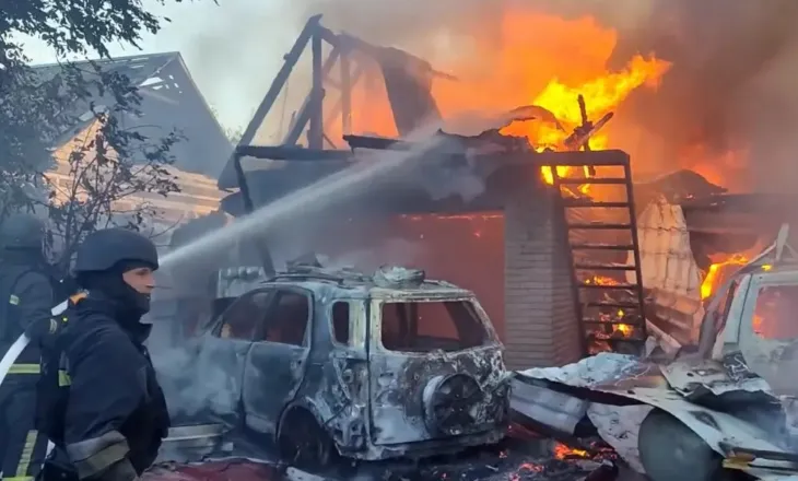 VIDEO/ Rusia bombardon me dronë Ukrainën, vriten nëna dhe djali 9 vjeç, plagosen 4 anëtarët e tjerë të familjes! Reagon Zelensky