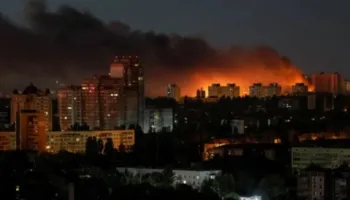 VIDEO/ Rusia sulmon Ukrainën me dronë, shpërthime në një depo me eksplozivë pranë Kievit!