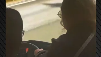 VIDEO/ Shoferi humb ndjenjat, pasagjerët heronj shmangin tragjedinë në pak sekonda! Momenti kur kontrollojnë autobusin me 50 udhëtarë