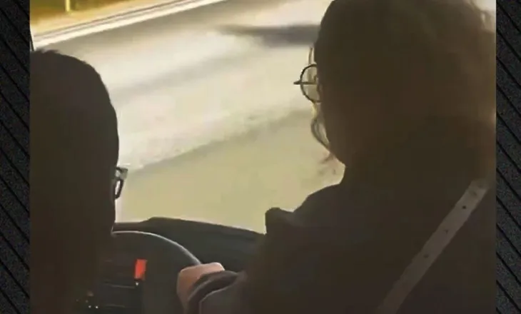 VIDEO/ Shoferi humb ndjenjat, pasagjerët heronj shmangin tragjedinë në pak sekonda! Momenti kur kontrollojnë autobusin me 50 udhëtarë