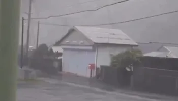 VIDEO/ Tajfuni ‘Dolphin’ godet Japoninë, 6 të plagosur dhe mijëra shtëpi pa energji. Kina mbyll portet