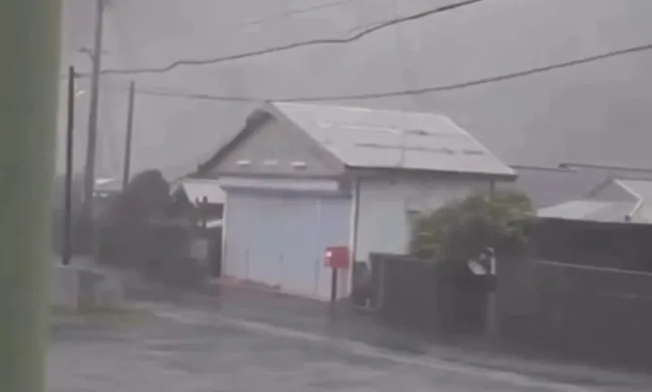 VIDEO/ Tajfuni ‘Dolphin’ godet Japoninë, 6 të plagosur dhe mijëra shtëpi pa energji. Kina mbyll portet
