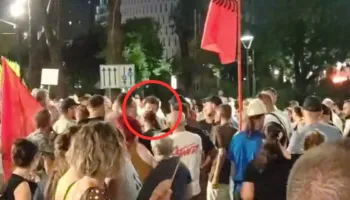 VIDEO/ Tension në protestë, Sali Lushaj përplaset fizikisht me Dritan Goxhajn, ndërhyjnë protestuesit