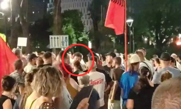 VIDEO/ Tension në protestë, Sali Lushaj përplaset fizikisht me Dritan Goxhajn, ndërhyjnë protestuesit