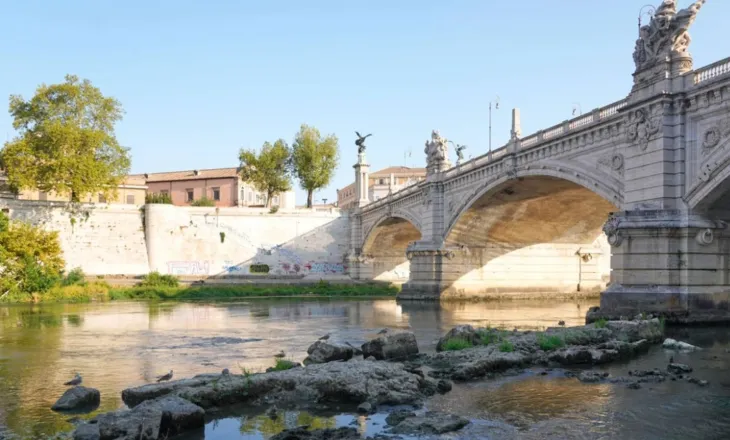 VIDEO/ Thatësira e zgjatur në Romë zbulon urën e Neronit mbi Tiber! Shikoni pamjet