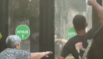 VIDEO / Theu me grushte xhamat e autobusit të Unazës, arrestohet 33-vjeçari në Tiranë