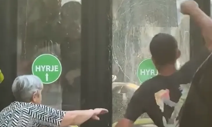 VIDEO / Theu me grushte xhamat e autobusit të Unazës, arrestohet 33-vjeçari në Tiranë