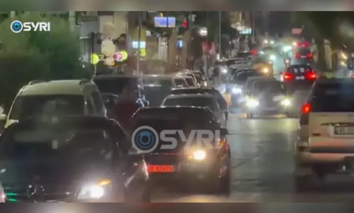 VIDEO/ Torturë turistike: Aksi Shëngjin – Lezhë kthehet në makth për turistët, orë të tëra në trafik