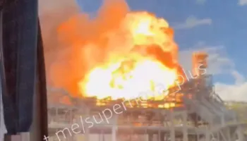 VIDEO/ Tragjedi në Rusi, të paktën 3 të vdekur dhe rreth 150 të plagosur nga shpërthimi i zjarrit në kantierin industrial! Punëtorët vrapojnë nën panik
