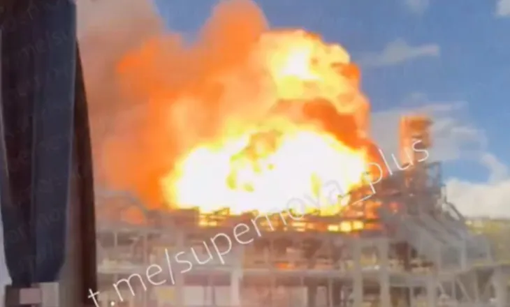 VIDEO/ Tragjedi në Rusi, të paktën 3 të vdekur dhe rreth 150 të plagosur nga shpërthimi i zjarrit në kantierin industrial! Punëtorët vrapojnë nën panik