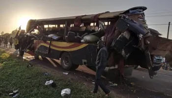 VIDEO/ Tragjedi rrugore në Kamerun, 16 të vdekur nga përplasja e autobusit me kamionin! 7 janë anëtarë të një familjeje, po shkonin në varrim