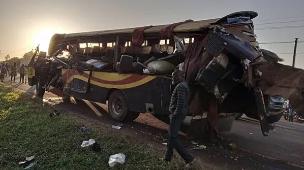 VIDEO/ Tragjedi rrugore në Kamerun, 16 të vdekur nga përplasja e autobusit me kamionin! 7 janë anëtarë të një familjeje, po shkonin në varrim