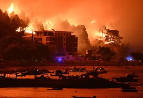 VIDEO/ Zjarre apokaliptike në Kroaci, një e vdekur e dhjetëra të plagosur nga katastrofa! Mijëra hektarë të shkrumbuar, shikoni pamjet