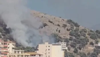 VIDEO/ Zjarri në Sarandë, flakët përhapen me shpejtësi drejt banesave e hoteleve, kërkohet ndërhyrja nga ajri