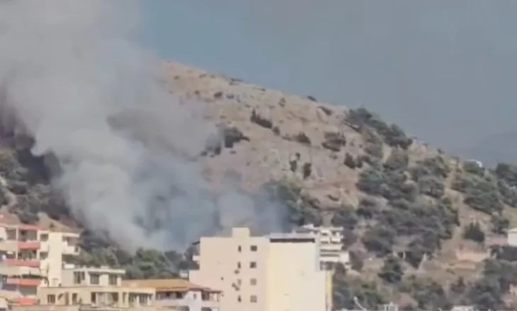 VIDEO/ Zjarri në Sarandë, flakët përhapen me shpejtësi drejt banesave e hoteleve, kërkohet ndërhyrja nga ajri