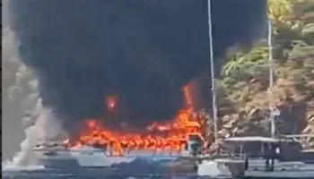 VIDEO/ Zjarri shkrumbon anijet turistike në Turqi, 115 personat në bord zhyten në det për të shpëtuar! Flakë e tym i zi, shikoni pamjet