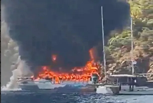 VIDEO/ Zjarri shkrumbon anijet turistike në Turqi, 115 personat në bord zhyten në det për të shpëtuar! Flakë e tym i zi, shikoni pamjet