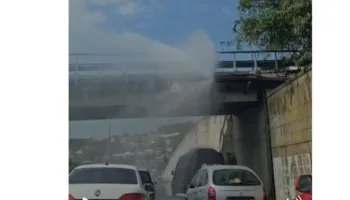 VIDEOLAJM / Uji vërshon në rrugë, shpërthen tubacioni tek ura e TEG-ut