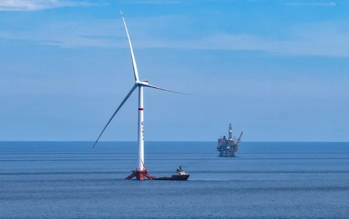 Vihet në funksionim platforma e parë lundruese “me këmbë të tendosura” në botë për energjinë e erës me kapacitet 16 MW