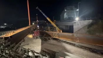“Vijon normalisht qarkullimi në rrugën Tiranë-Durrës”- ARRSH: Përfundoi montimi i trarëve metalikë te mbikalimit të ri i Kasharit