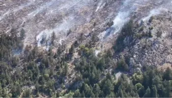 Vijon vatra e zjarrit në Parkun Kombëtar të Lurës, punohet me dy avionë
