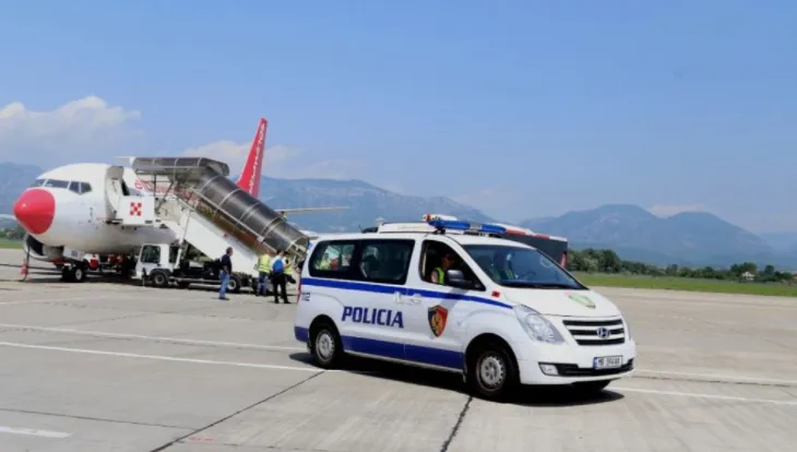Vjedhje dhe shfrytëzim prostitucioni, dy të kërkuar ekstradohen nga Interpol Tirana