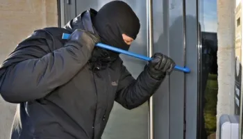 Vjedhje gjatë natës në Korçë, autorët thyejnë xhamat e dyqanit