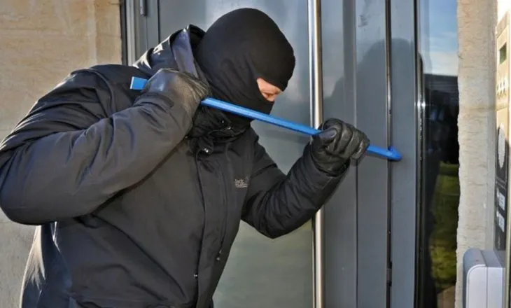 Vjedhje gjatë natës në Korçë, autorët thyejnë xhamat e dyqanit