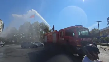 Vlora “përvëlohet” nga temperaturat e larta, zjarrfikësit e qytetit freskojnë rrugët dhe qytetarët me ujë