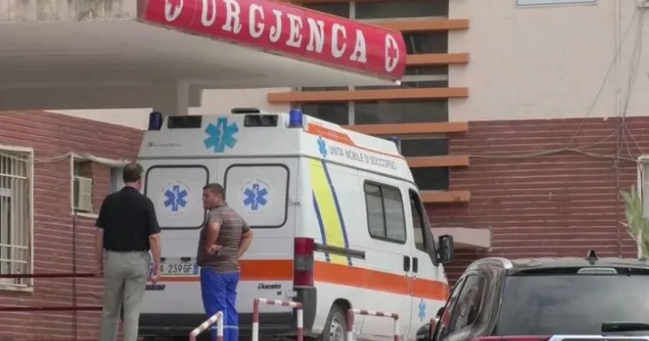 Vlorë/ 67-vjeçari bie nga lartësia e banesës teksa po bënte riparime, dërgohet me urgjencë në spital