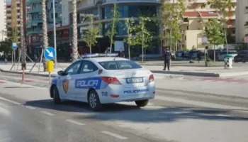 Vlorë/ ‘Porche’-i përplas një vajzë te vizat e bardha dhe largohet! Automjeti luksoz u fut me semafor të kuq
