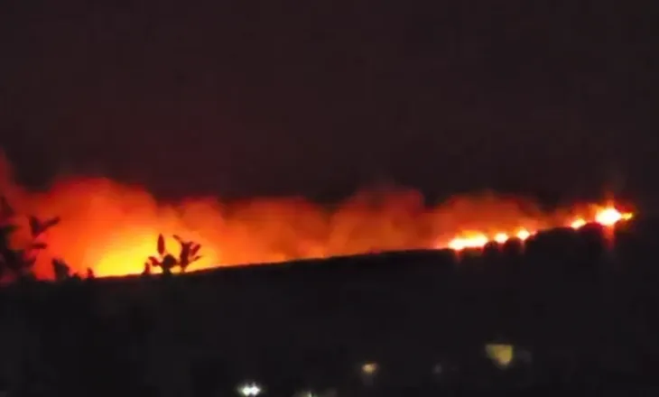 Vlorë/ Zjarri përfshin malin e Shashicës mbi Kaninë, era e fortë rrezikon përhapjen e flakëve drejt stanëve