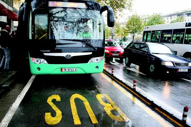 “Vonesa e pagesave po rëndon financat e kompanive”/ Operatorët e transportit urban: Do reduktojmë flotën urbane!