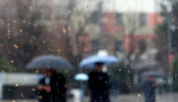 Vranësira, reshje dhe shtrëngata, ja si do të jetë moti sot