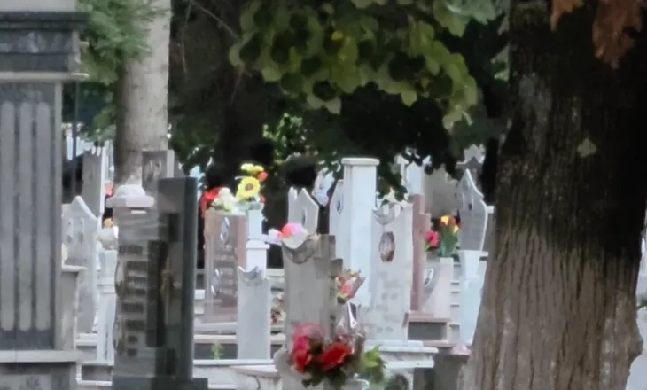 Vrasja e 20-vjeçarit, RENEA rrethon varrezat e Korçës, dyshohet se fshihet autori