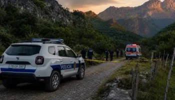 Vrasja e babë e bir në Dukagjin/ Autorët zbrazën kallashnikovin ndaj automjetit të viktimave, gjenden 50 gëzhoja në rrugë