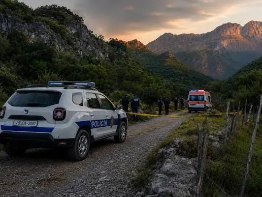 Vrasja e babë e bir në Dukagjin/ Autorët zbrazën kallashnikovin ndaj automjetit të viktimave, gjenden 50 gëzhoja në rrugë